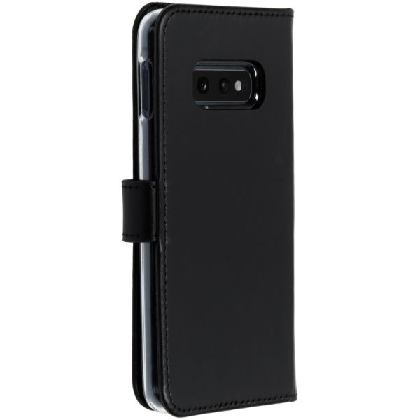Selencia Echt Lederen Bookcase Samsung Galaxy S10e - Zwart / Schwarz / Black
